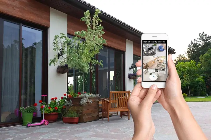 Discover why mobile surveillance systems in Henderson, NV outperform fixed cameras. Learn about remote site monitoring, Las Vegas caravan rentals, and temporary surveillance units.